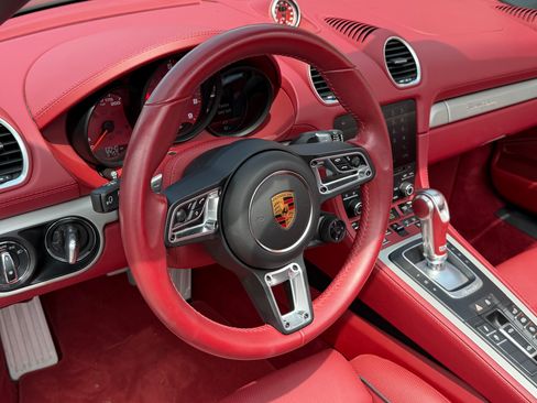 Used 2022 Porsche 718 Boxster RWD image 9