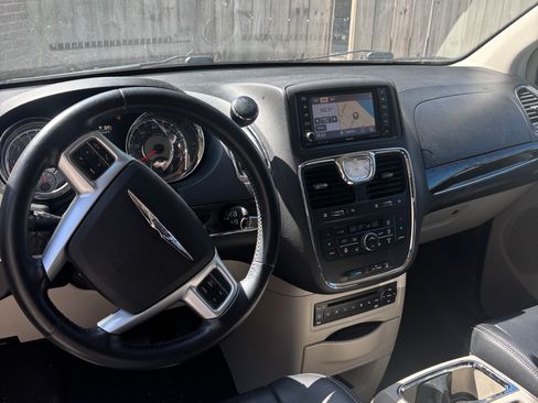 Used 2013 Chrysler Town & Country Touring-L w/ Entertainment Group #2 image 5