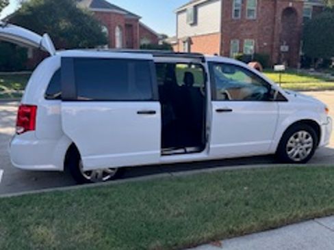 Used 2019 Dodge Grand Caravan SE w/ UConnect Hands-Free Group image 11