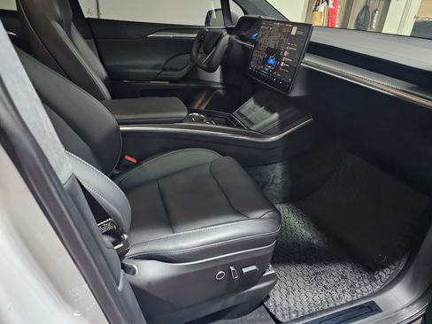 Used 2022 Tesla Model X Plaid image 6