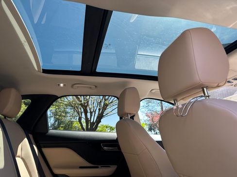 Used 2017 Jaguar F-PACE Premium image 8