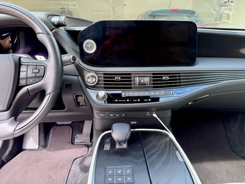 Used 2023 Lexus LS 500h AWD w/ Luxury Package image 15