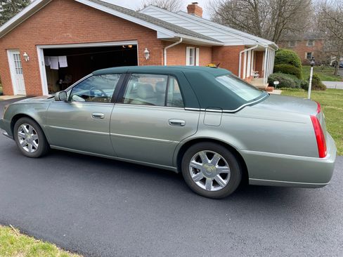 Used 2006 Cadillac DTS w/ Sun And Sound Package FWD image 5