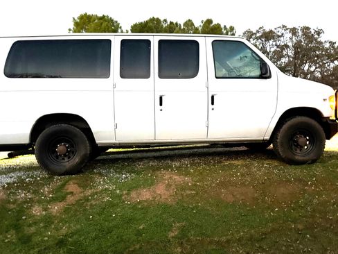 Used 2002 Ford E-350 and Econoline 350 Club Wagon image 2