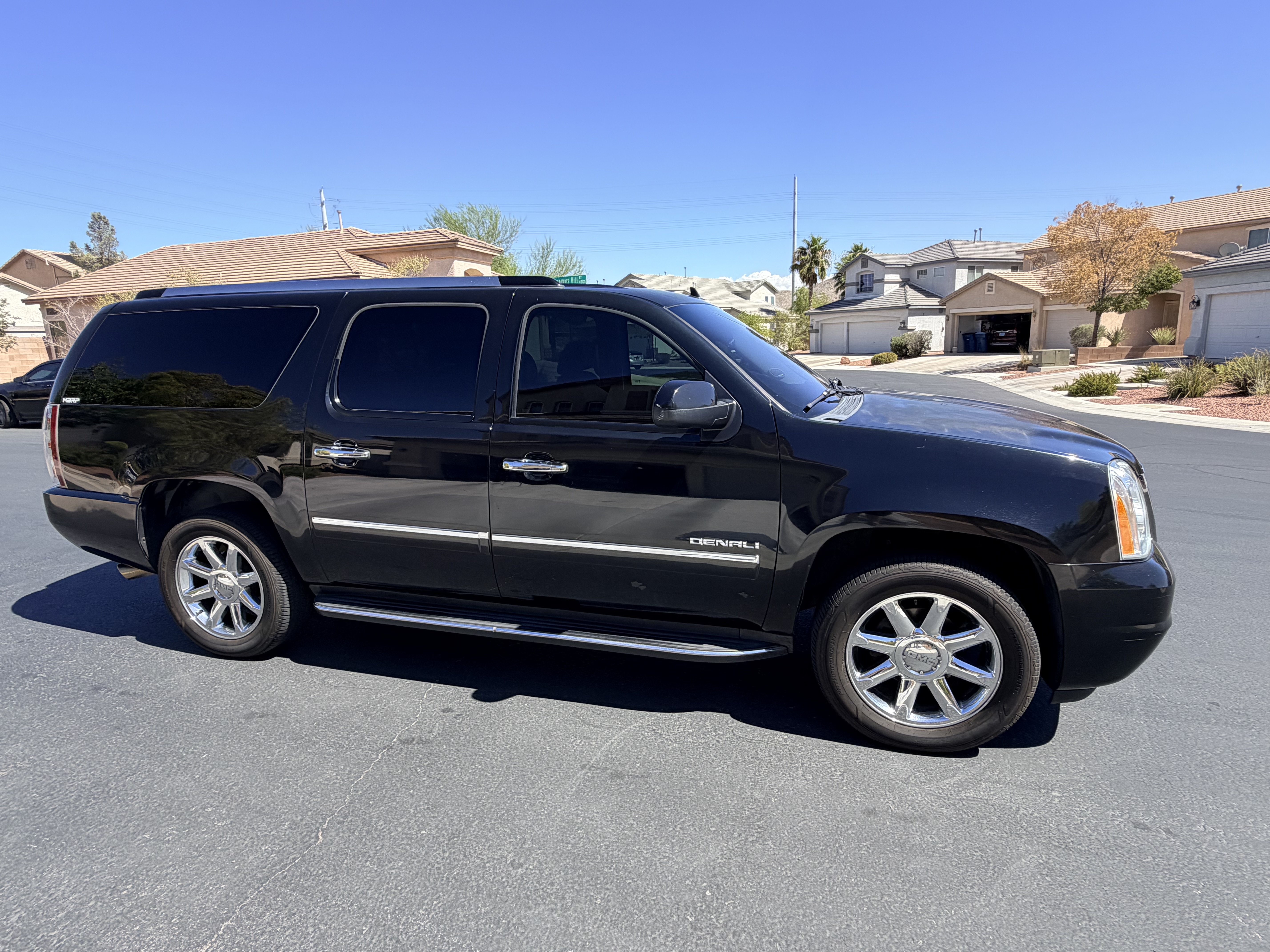 Used 2010 GMC Yukon XL Denali AWD/4WD image 2