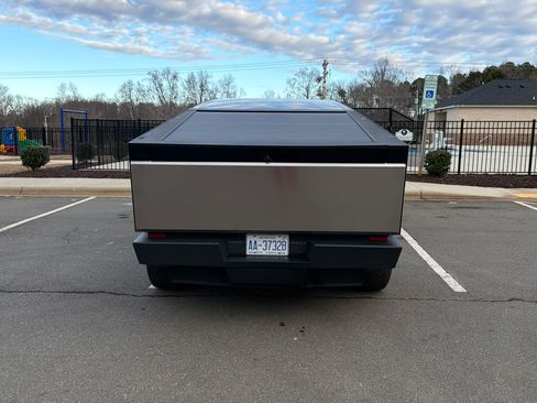 Used 2025 Tesla Cybertruck AWD Crew Cab image 5