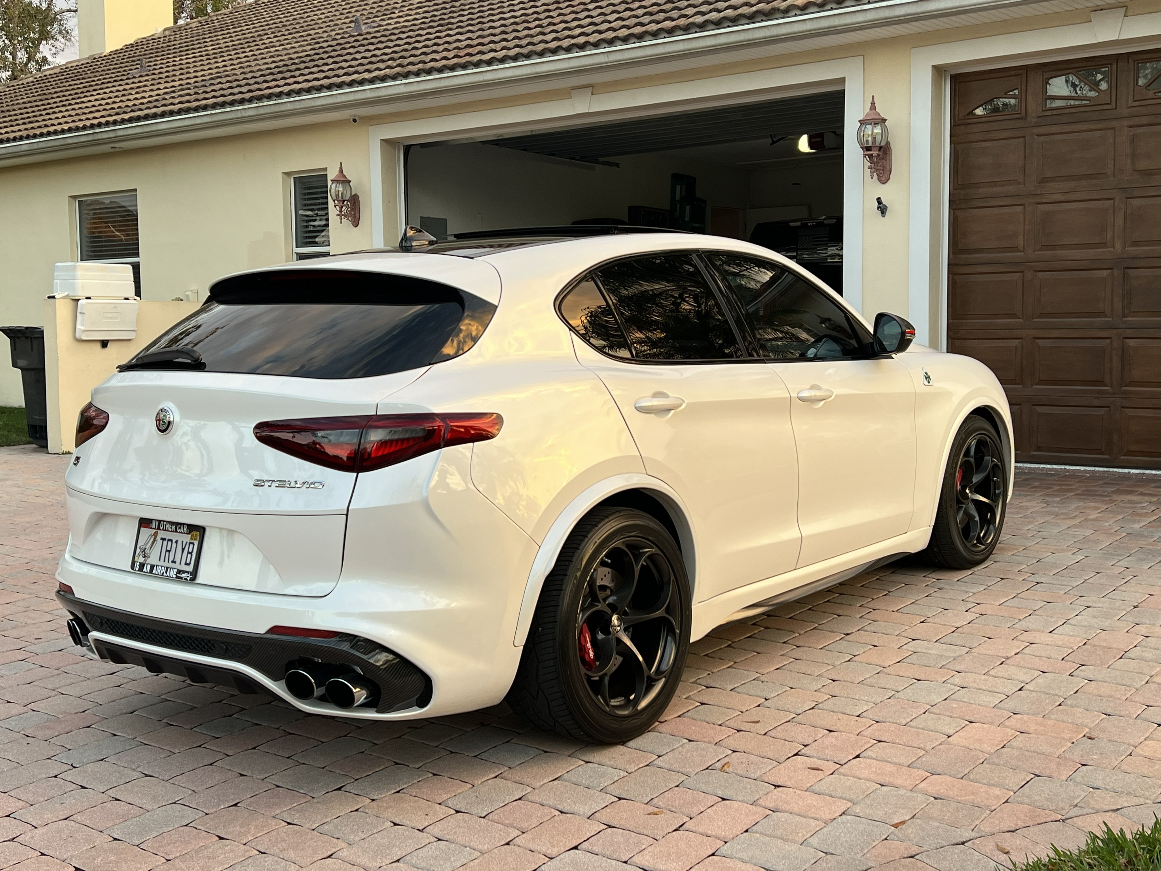 Used 2018 Alfa Romeo Stelvio Quadrifoglio w/ Driver Assist Dynamic Package AWD/4WD image 13