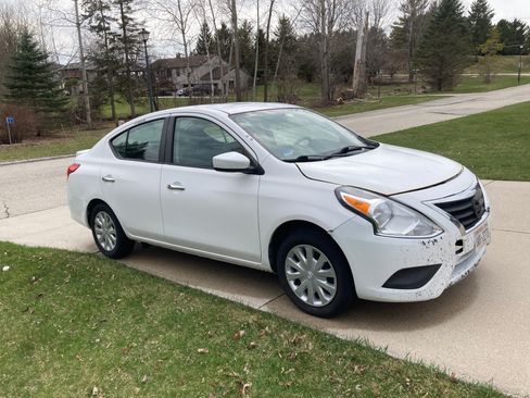 Used 2017 Nissan Versa SV image 2