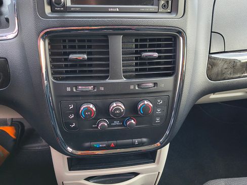 Used 2019 Dodge Grand Caravan SE w/ UConnect Hands-Free Group image 9