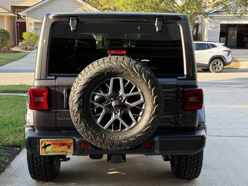 Used 2025 Jeep Wrangler Unlimited Sahara image 10