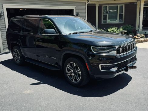 Used 2022 Jeep Wagoneer Series III w/ Flexible Seating Group AWD/4WD image 5