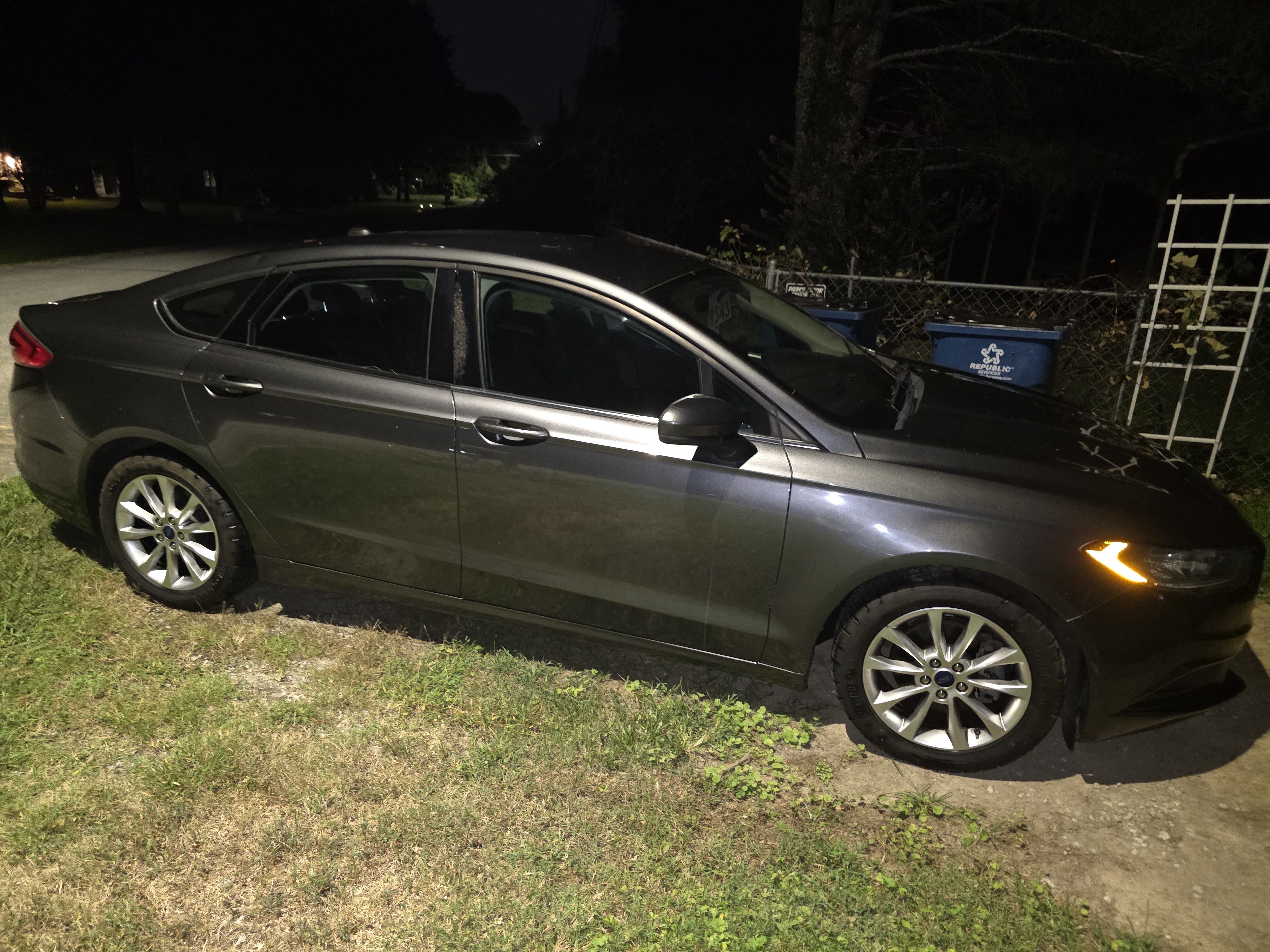 Used 2017 Ford Fusion SE w/ Fusion SE Technology Package FWD image 2