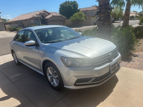 Used 2018 Volkswagen Passat 2.0T S FWD image 2