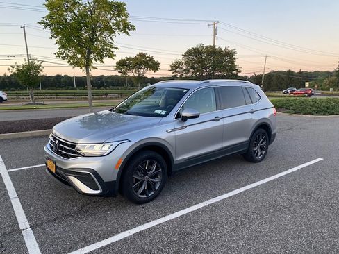 Used 2022 Volkswagen Tiguan SE image 1
