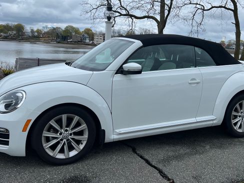 Used 2018 Volkswagen Beetle 2.0T SE FWD image 2