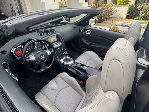 Used 2017 Nissan 370Z Touring image 17