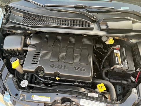 Used 2010 Chrysler Town & Country Touring image 21