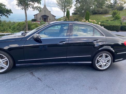 Used 2010 Mercedes-Benz E 550 4MATIC Sedan image 4