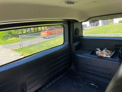 Used 2005 HUMMER H2 w/ Preferred Equipment Group AWD/4WD image 10