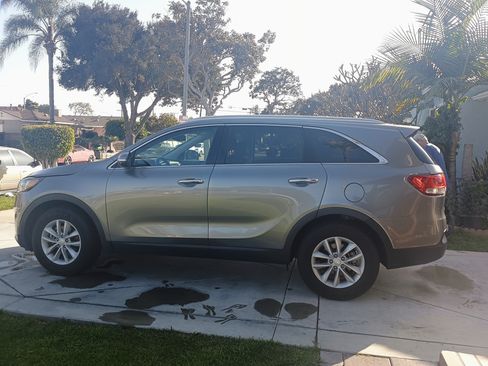 Used 2017 Kia Sorento LX w/ LX Convenience Package image 6