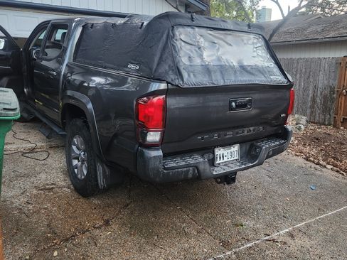 Used 2018 Toyota Tacoma SR5 image 11