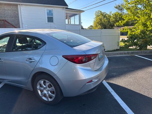 Used 2018 MAZDA MAZDA3 Sport image 4