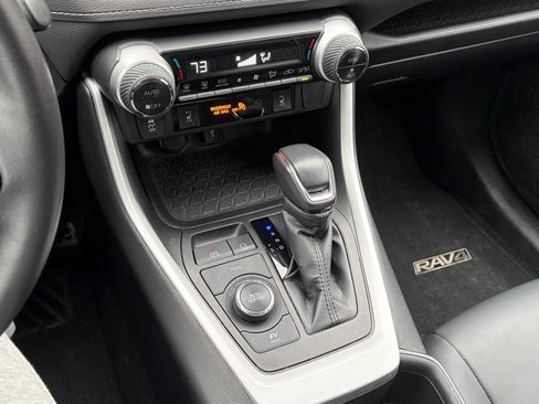 Used 2022 Toyota RAV4 XLE Premium image 9