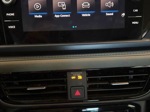 Used 2024 Volkswagen Taos SE w/ Panoramic Sunroof Package FWD image 15