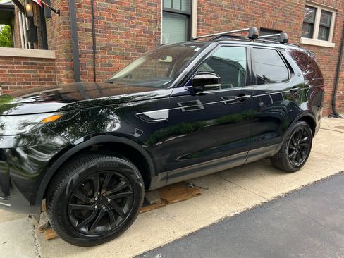 Used 2017 Land Rover Discovery HSE AWD/4WD image 2