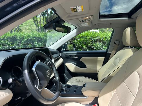 Used 2023 Toyota Highlander XLE FWD image 8