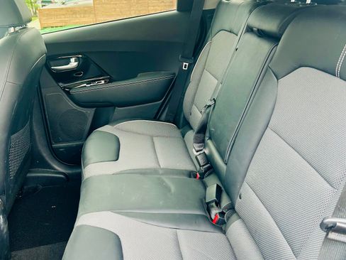 Used 2020 Kia Niro EX image 12