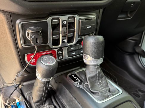 Used 2024 Jeep Wrangler Unlimited Rubicon w/ XTREMEE 35" Tire Package image 14