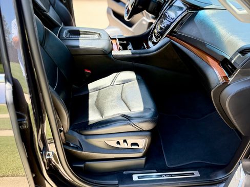 Used 2018 Cadillac Escalade ESV Luxury AWD/4WD image 29