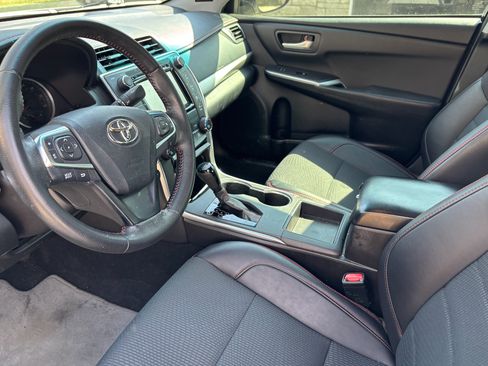 Used 2016 Toyota Camry SE image 2