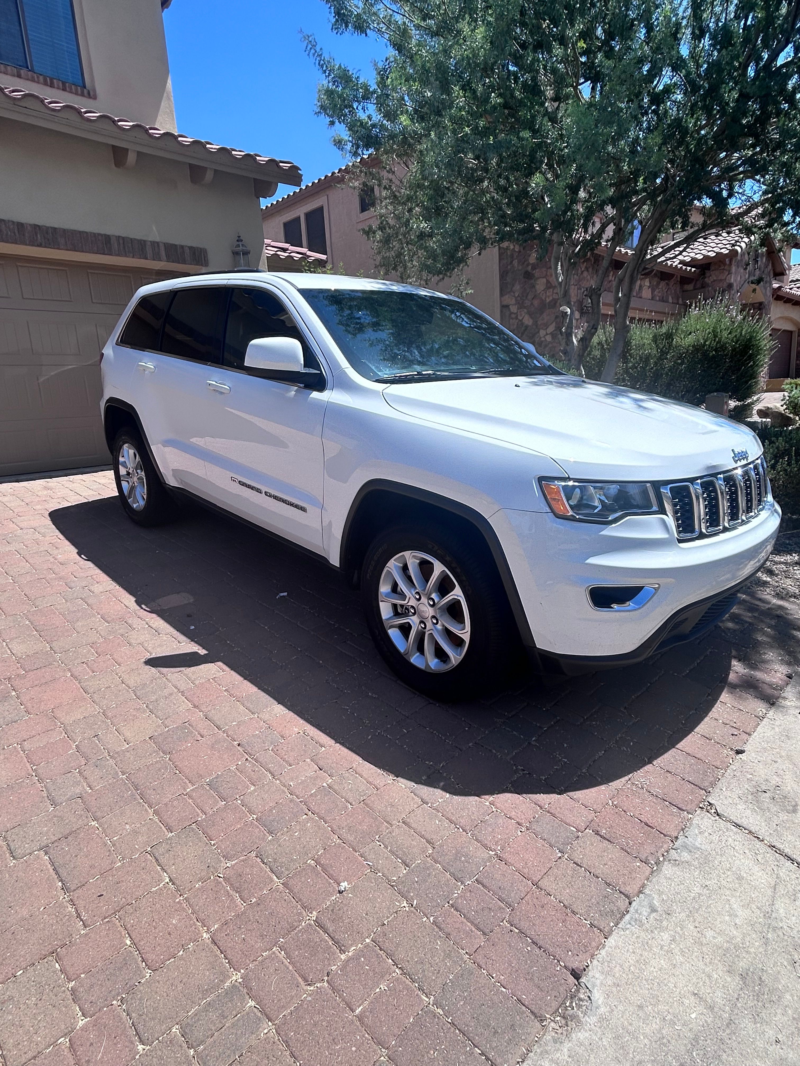 Used 2022 Jeep Grand Cherokee Laredo E w/ Security & Convenience Group RWD image 2