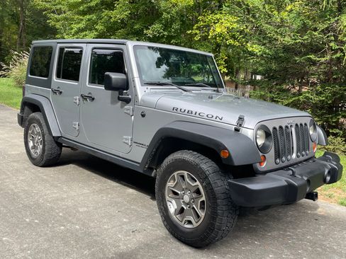 Used 2013 Jeep Wrangler Unlimited Rubicon w/ Connectivity Group image 2