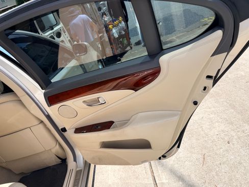 Used 2011 Lexus LS 460 w/ Comfort Pkg RWD image 8