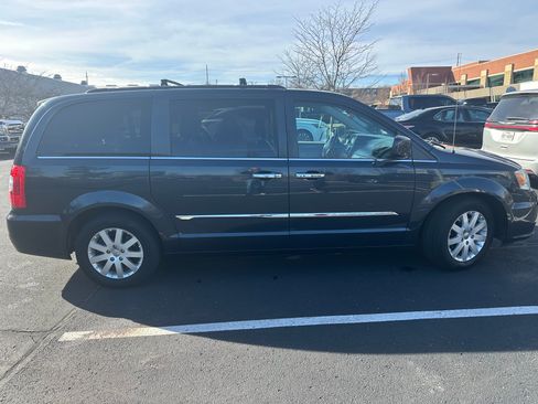 Used 2013 Chrysler Town & Country Touring image 4