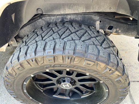 Used 2018 Jeep Wrangler Unlimited Sahara w/ Connectivity Group AWD/4WD image 9