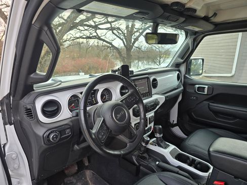 Used 2023 Jeep Gladiator Sport image 6