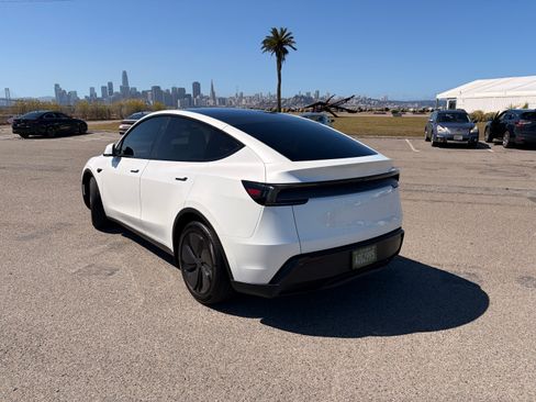 Used 2026 Tesla Model Y Long Range RWD image 9