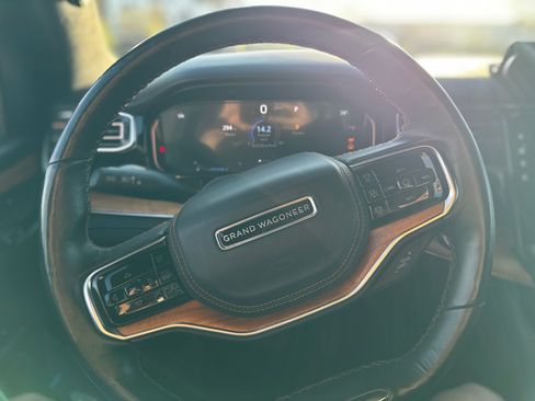 Used 2022 Jeep Grand Wagoneer Series III image 9