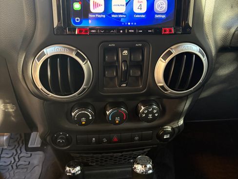 Used 2018 Jeep Wrangler Unlimited Rubicon w/ Connectivity Group image 9