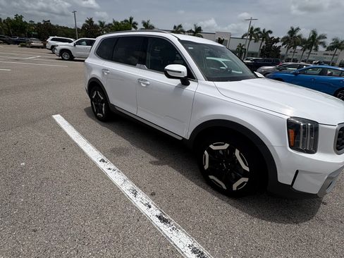 Used 2023 Kia Telluride S FWD image 2