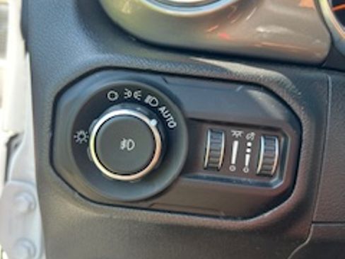 Used 2018 Jeep Wrangler Unlimited Sahara AWD/4WD image 26