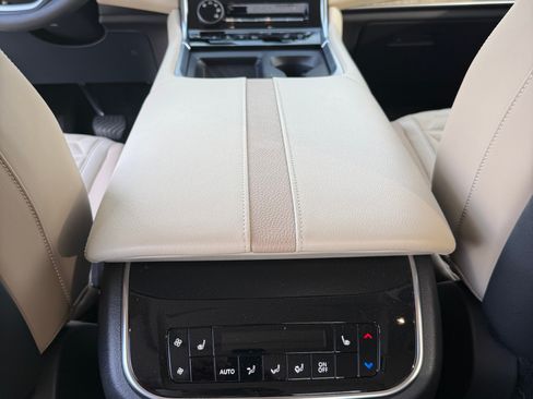 Used 2025 Nissan Armada Platinum Reserve RWD image 5