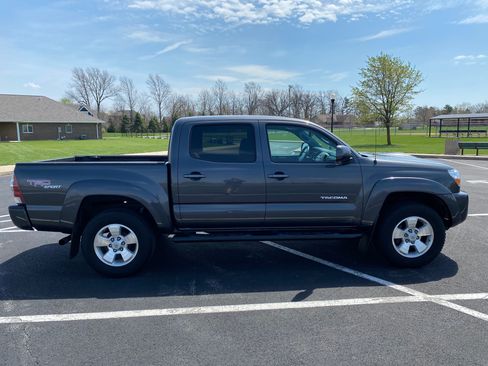 Used 2011 Toyota Tacoma 4x4 Double Cab w/ TRD Sport Pkg w/JBL Audio image 5