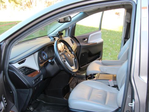 Used 2017 Toyota Sienna Limited image 15