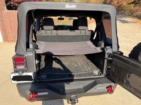 Used 2018 Jeep Wrangler Unlimited Sahara w/ Connectivity Group image 8