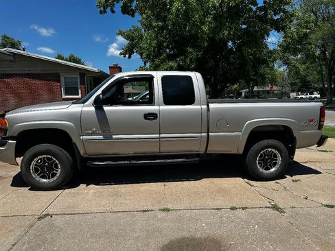 Used 2004 GMC Sierra 2500 SLE w/ Skid Plate Package image 1